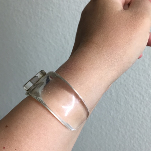 🖤Vtg clear lucite cuff bracelet with L - Picture 3 of 17